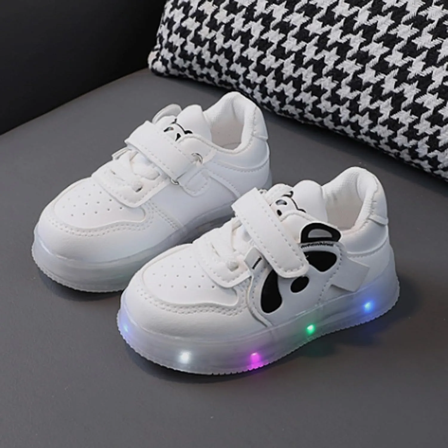 JINCAIHONG Kids Sneakers Light Up Shoes Baby Flashing Walking Slippers Glittery Shoes for Toddler Girls Boys