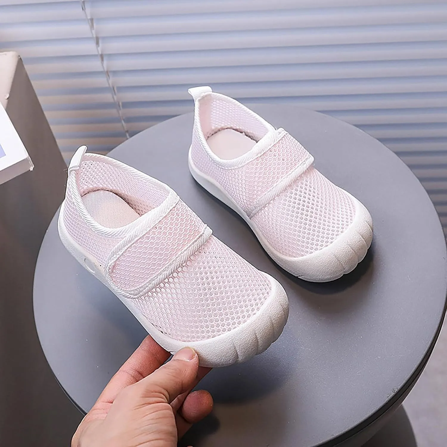 Summer New Hollowed Breathable Mesh Shoes Boys Baotou Anti Kick Sandals Girls Solid Color Beach Shoes Takeaway Sandal